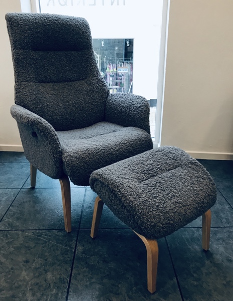 +M: Lucia otium lænestol m. fodskammel - beklædt i teddy-møbelstof (gråt) m. ben i egefinér 