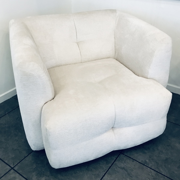  +M: Bubble læne-/loungestol m. armlæn udført i hvidt møbelstof