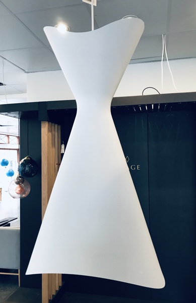 +M: LYFA Ninotchka 425 pendel, formgivet af Bent Karlby