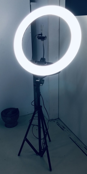 +M: Alchiko ZB-F488 22 tommer ringlys 3-farvetilstande justerbar lysstyrke mobil kameraholder, fjernbetjening ringlys fotostudie belysning til live streaming, makeup ringblitz (hvid)