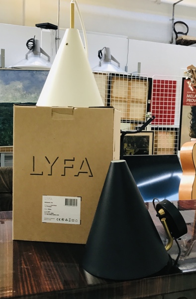 +M: LYFA: Mosaik 170 pendel (hvid) samt Mosaik 170 væglampe (sort/messing)