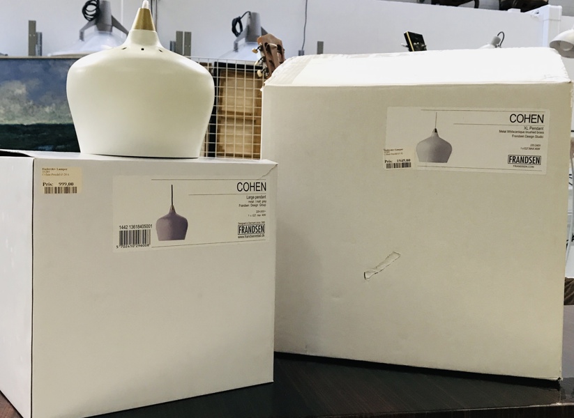 +M: Frandsen: Cohen pendel (hvid/messing), Cohen pendel (grå/messing) samt Cohen pendel (hvid/messing)