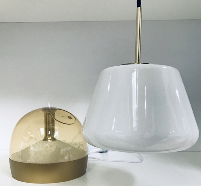 +M: Antidark 'Ballerina' pendel (opalglas/messing) samt Philips Hue Iris Limited Edition (gold) bordlampe