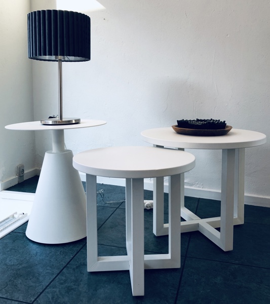 +M: 3 side-/lampeborde, Eglo Tamaresco bordlampe samt diverse pynte genstande