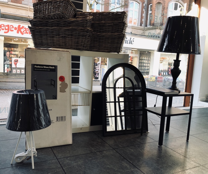 +M: Tripod Table bordlampe, Provence bordlampe,  rumdeler, lampe-/sidebord, 5 altankasser i flet, 2 Padova skoreoler samt spejl