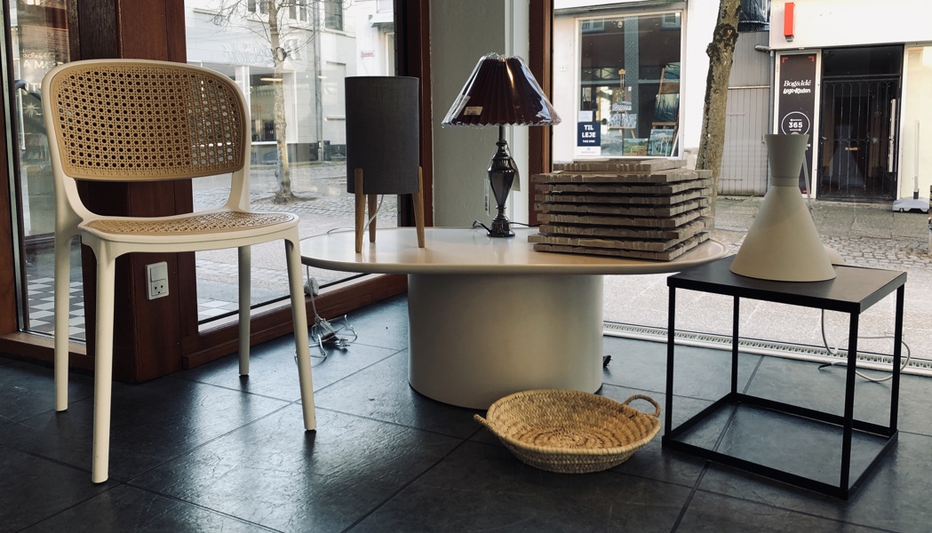 +M: Sticks bordlampe m. 3 ben, Enzo Trio Reality pendel, Florentia bordlampe, 13 antik-inspireret billedrammer, ovalt sofabord, side-/lampebord samt stol 