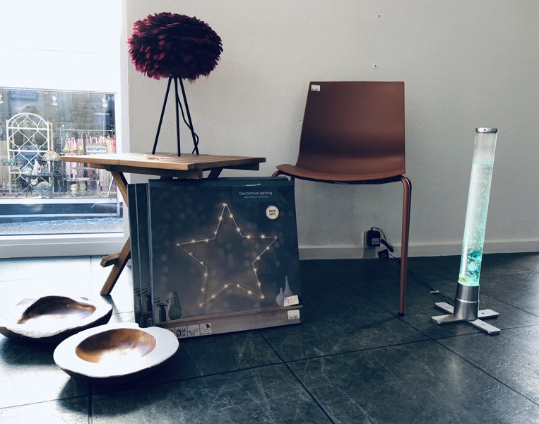 +M: EOS Mini Tripod bordlampe, Reality Leuchten fiskelampe, Kentucky stol, klap-/cafébord, 6 Decorative Lightning julestjerner (Ø 45cm) samt 2 skål af udskåret træ 