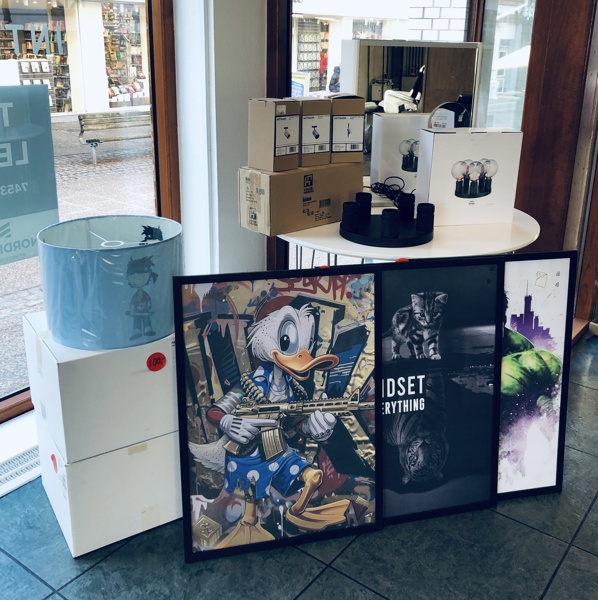 +M: 2 Halo Lite5 loftlamper, 3 Antidark Tube Pro spots (brass/titanium/white) Halo Paolo væghylde, spise-/cafébord (Ø90cm), 3 plakater i ramme - bl.a. Anders And, 3 Frandsen Pirat skærme samt skab