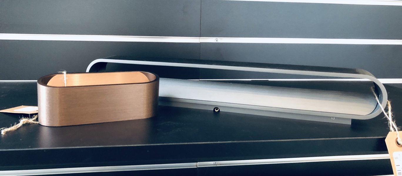 +M: Light-Point Aura W3 væglampe (titanium) samt Light-Point Aura W1 væglampe (rose gold) 