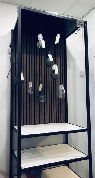 +M: Lampedisplay m. 8 Halo pendler - herunder 4 m. Colors Diamonds pærer 