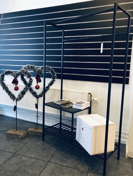 +M: Halo Bubbles (Ø24cm) pendel, garderobe-/tøjstativ m. skohylde (101X39X170cm), loungestol samt 2 juledekorationer prydet m. lys 