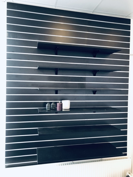 +M: 14 Slat Walls/rillepaneler (sort/aluminium) m. tilhørende 19 hylder 