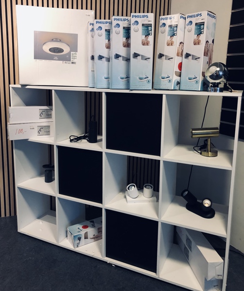 +M: Rumdeler m. mange lamper - herunder Halo Ventilator Plafond, Ball væglampe, 4 Rada Dean 3-spots skinner, 7 Philips MyBathroom Aloe 2-spots lamper m.fl.