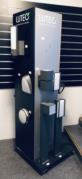 +M: Luteq stander m. 2 pullerter og 9 væglamper 