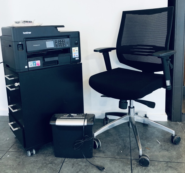 +M: Brother MFC-J5330DW Alt-I-Printer, Rexel Momentum S206 makuleringsmaskine, skuffemodul samt kontorstol