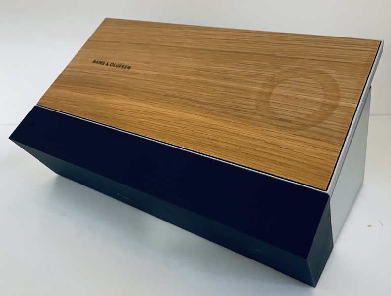 Bang & Olufsen BeoSound Moment trådløst musiksystem (intelligent system), formgivet af André Poulheim & Thorsten Frackenpohl