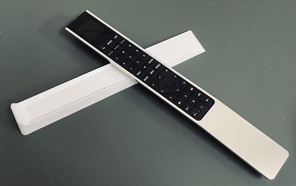 Bang & Olufsen Beoremote One fjernbetjening m. tilhørende vægbeslag