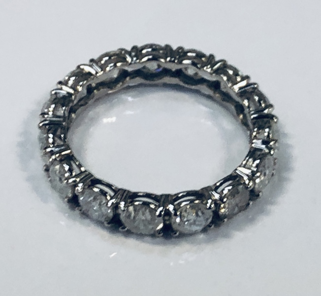 Guld: Pavé ring udført i 14kt./585 prydet m. 15 naturlige  brillantslebne diamanter