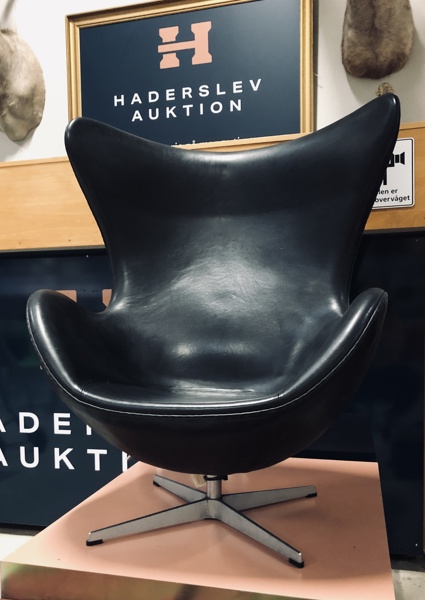 Arne Jacobsen (1902-1971): Ægget loungestol i fuldpolstret sort læder m. 4-pas fod , fremstillet hos Fritz Hansen