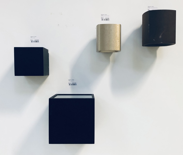 +M: 4 Light-Point væglamper på vægophæng: Light-Point Mirage 2 af Nital Patel, Light-Point Mirage 1 af Nital Patel, Light-Point Cube Up/Down af Ronni Gol samt Cube Up/Down XL af Ronni Gol