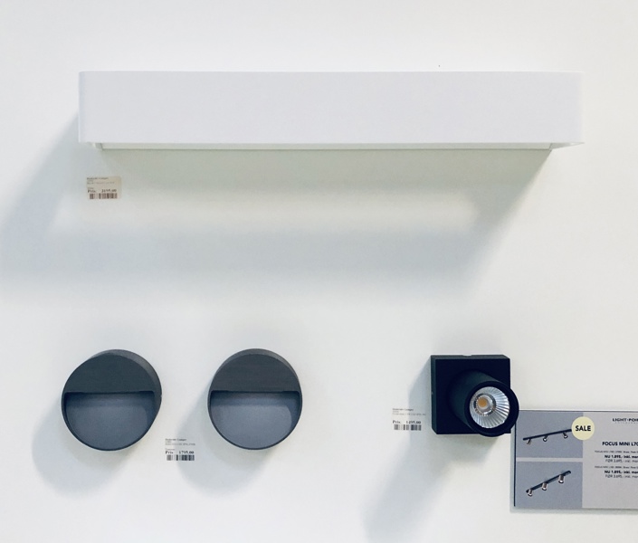 +M: 4 Light-Point lamper på vægophæng: Light-Point Mood 3 væglampe (hvid) af LP Design Team, 2 stk. Light-Point  Serious 1 væglamper af Ronni Gol samt Focus Mini 1 spot af Ronni Gol