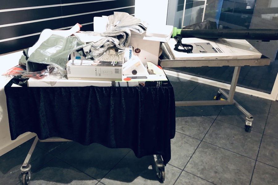 +M: Rulleborde m. indhold - herunder Padova hattehylde (indpakket), Halo lamper, Philips lamper, Luteq lamper, Garden løvsuger m.v.