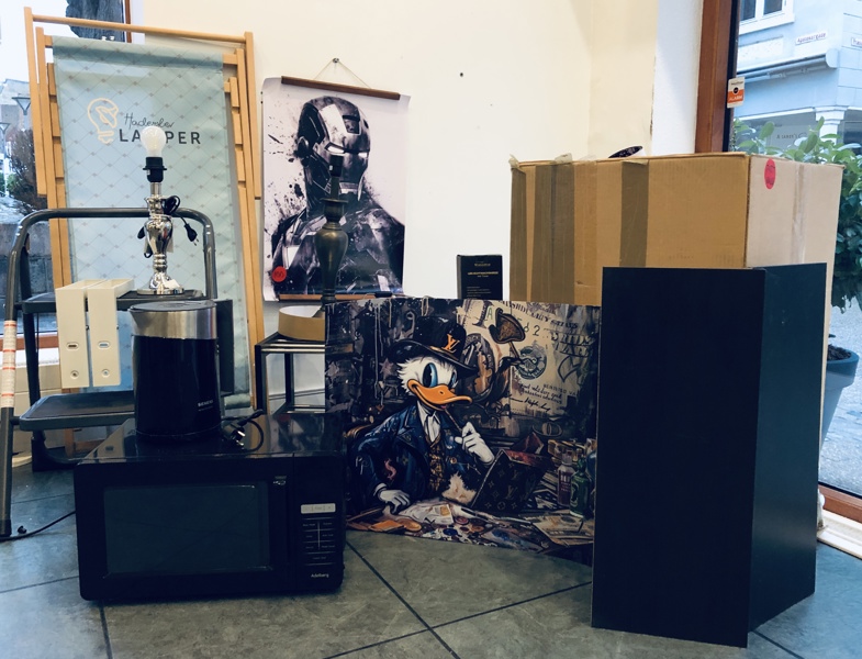 +M: Tøm hjørnet - herunder mikroovn, elkedel, trappestige, bordlamper, skohylde, julestjerner, hylder, strandsttol, mange plakater (Anders And, Ironman, Spiderman m.fl.) m.v.