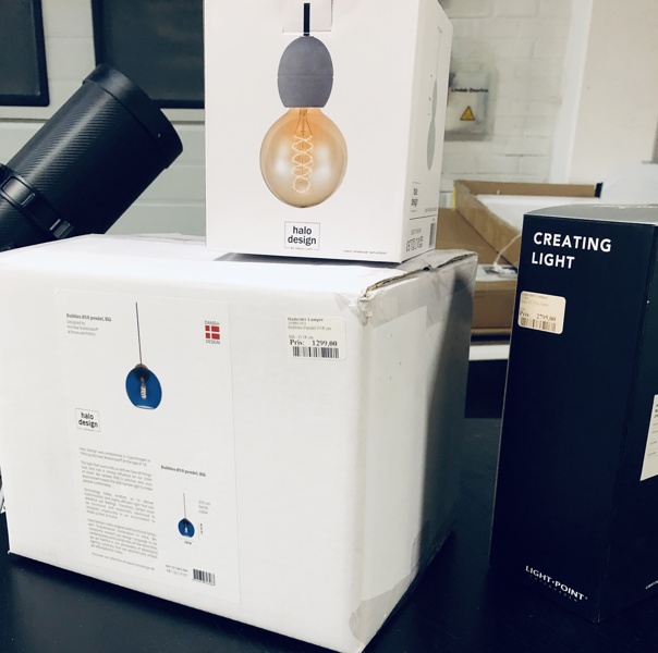 +M: Halo Bubbles pendel (Ø18cm) af Michael Waltersdorff & Emanuele Patton, Light Cement pendelophæng samt Aura W3 væglampe af Nital Patel