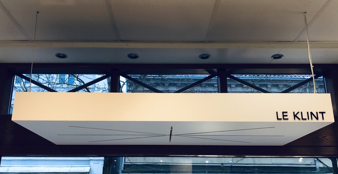 +M: 6 Snedkerfremstillede lofthængte lampedisplays - herunder Le Klint display