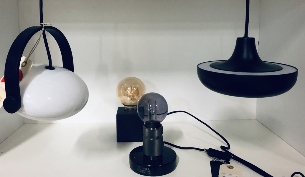 +M: Pendler/bordlamper: UMAGE Cassini Mini af Jacob Rudbeck, Halo Design DC pendel (opal/egetræ), Halo Design bordlampe m. marmorfod samt Calex bordlampe