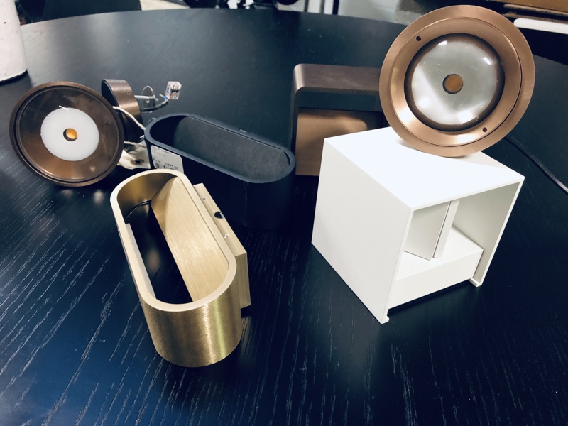 +M: 5 Light-Point væg-/spotlamper: Aura W1 af Nital Patel (sort), Aura W1 af Nital Patel (brass), Vantage 1 (rose gold af Nital Patel, Optic Out (rose gold) af Nital Patel samt Box (white) af R.  Gol