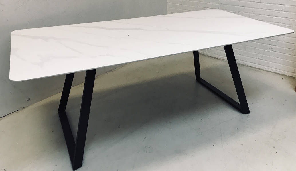 +M: Arctic spisebord m. lys keramisk bordplade (hvid marmor) samt sort metalstel, fremstillet hos Lexpo Living