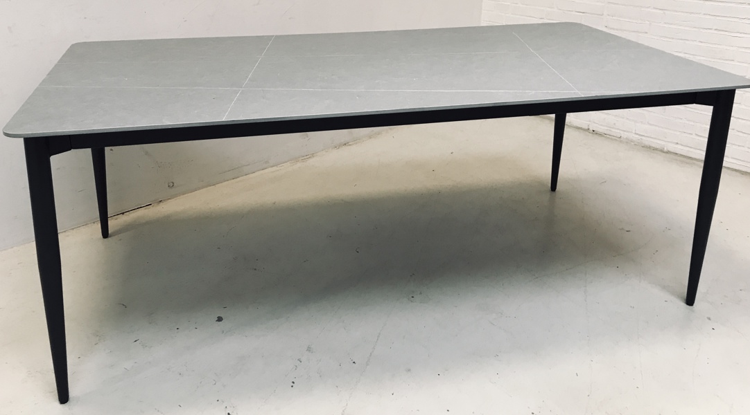 +M: Arctic spisebord m. lys keramisk bordplade (grå) samt sort 4-benet metalstel, fremstillet hos Lexpo Living