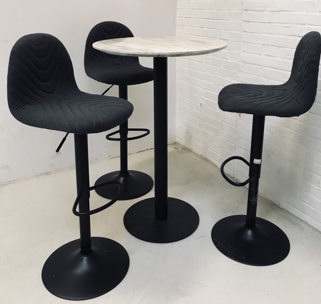 +M: Bolzano barbord m. marmor look bordplade og sort messingstel fremstillet hos House Nordic samt 3 Lula Alma barstole udført i mørkegrå stil, fremstillet hos Merkloos