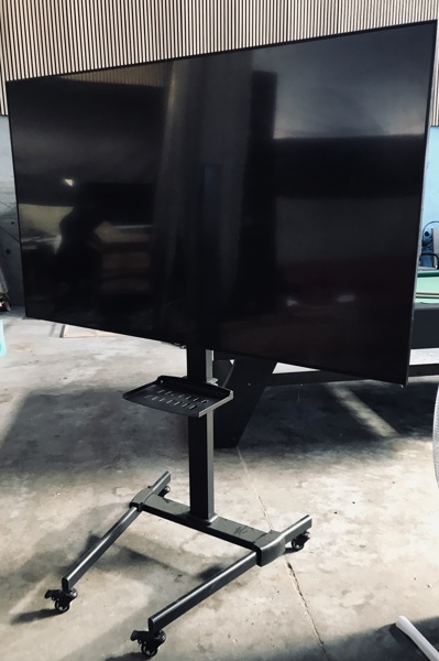 +M: Samsung 65" 4K UHD Smart TV m. mobil TV-stander