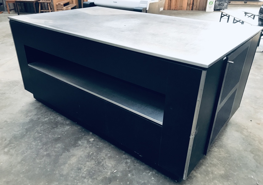 +M: Anretterbord på hjul m. indbygget køl - topplade og hylder udført i rustfrit stål