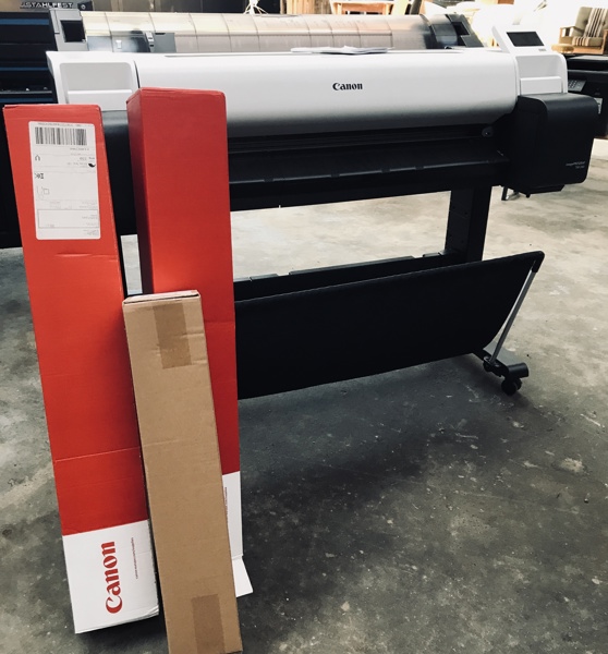 +M: Canon imagePROGRAF TM-340 storformatprinter m. Canon IJM009 Draft (75gr.),  Canon IJM021 Standard (90 gr.) samt Waterproof Matt Photo Paper (108gr.)