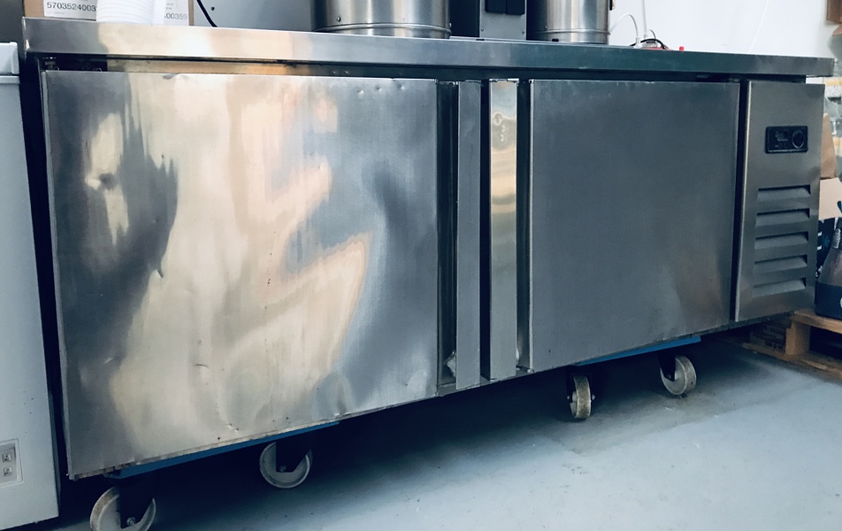 Dobbeltsidet kølebord på hjul udført i rustfrit stål