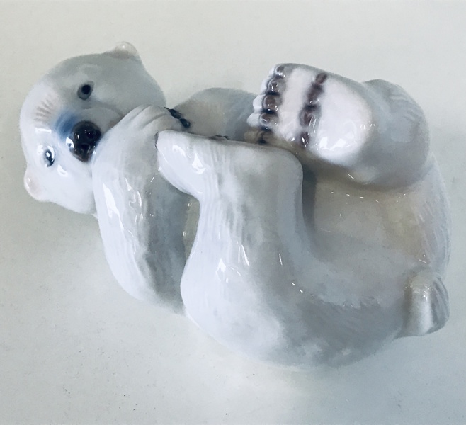 +M: Royal Copenhagen porcelænsfigur nr. 537 'Liggende isbjørn' (K 73/25)