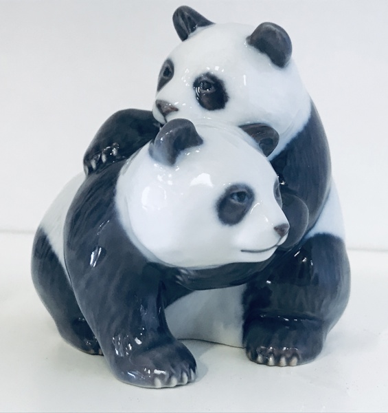 +M: Royal Copenhagen porcelænsfigur nr. 667 'Legende pandaer' (K 73/25)