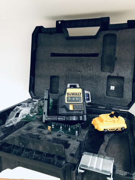 +M: DeWalt (DCE089G) selvnivellerende 3X360° akku krydslinjelaser m. 2Ah batteri samt kuffert (K 72/25)