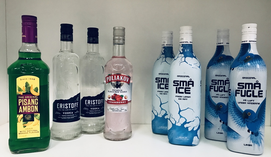 +M: Samling af hedvin/spiritus (8 flasker) - herunder Eristoff vodka, Poliakov Cranberry vodka, Pisang Ambon samt Små Ice, Små Fugle