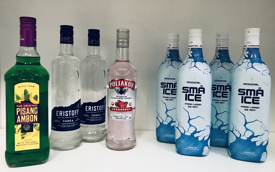 +M: Samling af hedvin/spiritus (8 flasker) - herunder Eristoff vodka, Poliakov Cranberry vodka, Pisang Ambon samt Små Ice