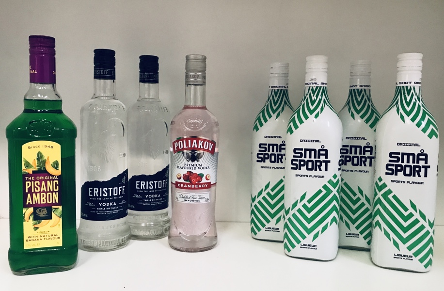 +M: Samling af hedvin/spiritus (8 flasker) - herunder Eristoff vodka, Poliakov Cranberry vodka, Pisang Ambon samt Små Sport
