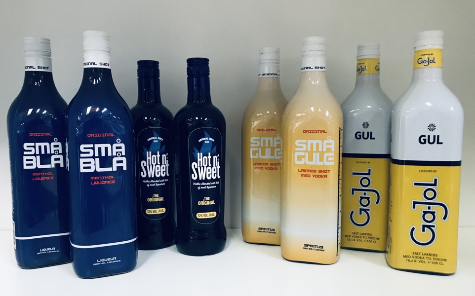 +M: Samling af hedvin/spiritus (8 flasker) - herunder Gul Gajol, Små Gule, Små Blå samt Hot n´ Sweet