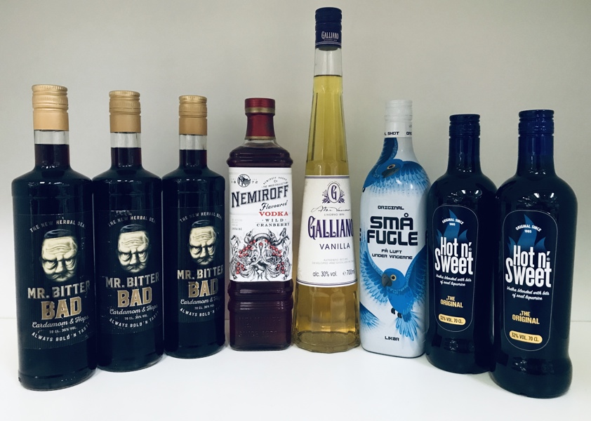+M: Samling af hedvin/spiritus (8 flasker) - herunder Galliano Vanilla, Nemiroff vodka, Mr. Bitter Bad, Små Fugle samt Hot n´Sweet