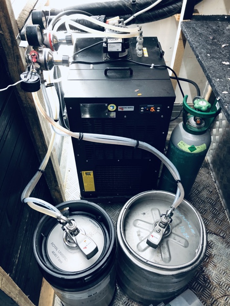 +M: Micro Matic Oprema OP103BC A fadølsanlæg m. tappetårn (2 haner), samt 2 fustager (Fuglsang Black Bird / Ebeltoft Wildflower IPA) samt CO2 flaske m. kulsyre (pant: 1.000,00 dkk)