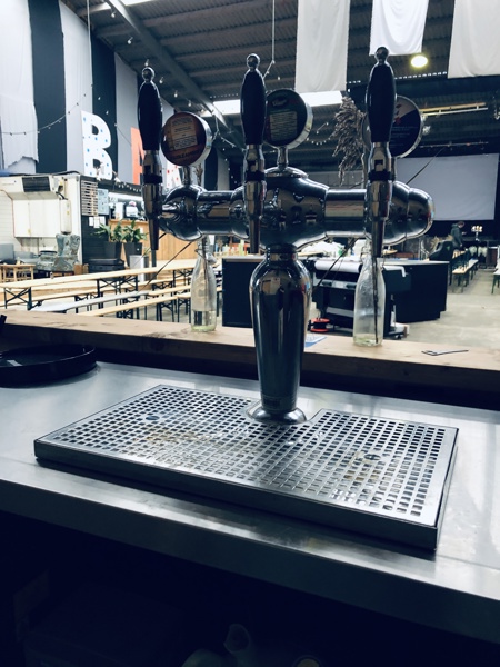 UDGÅR: Modular20 fadølsanlæg/rullebar på hjul m. Micro Matic Oprema OP205BC-A køle- og dispenseringsenhed, tappetårn (3 haner), samt 3 fustager (Modular20) samt Ecolab enhed