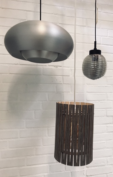 +M: Samling af lamper (nye/udstillingsmodeller): Frandsen Champ pendel (38cm), Wood One pendel (20cm) af NKJ Design samt Halo Cool pendel (smoke)