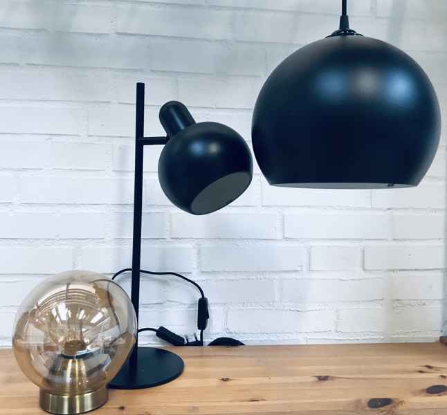 +M: Samling af lamper (nye/udstillingsmodeller): Frandsen BF20 bordlampe, Ball pendel m. Umage roset samt Bubbles Amber pendel (18cm)
